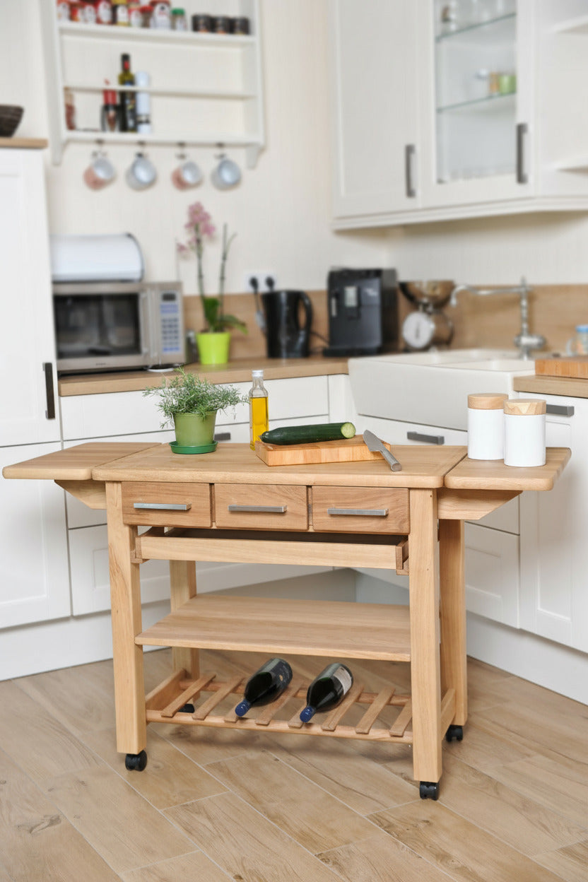 Küchenwagen Mobil 3 aus massiver Eiche. 90 x 50 x 81 cm mit Seitenklappen (Breite x Tiefe x Höhe) mit 3 Schubladen,Tablett, einem Boden und Flaschenablage, Seitenklappen zum ausklappen auf 140cm Breite