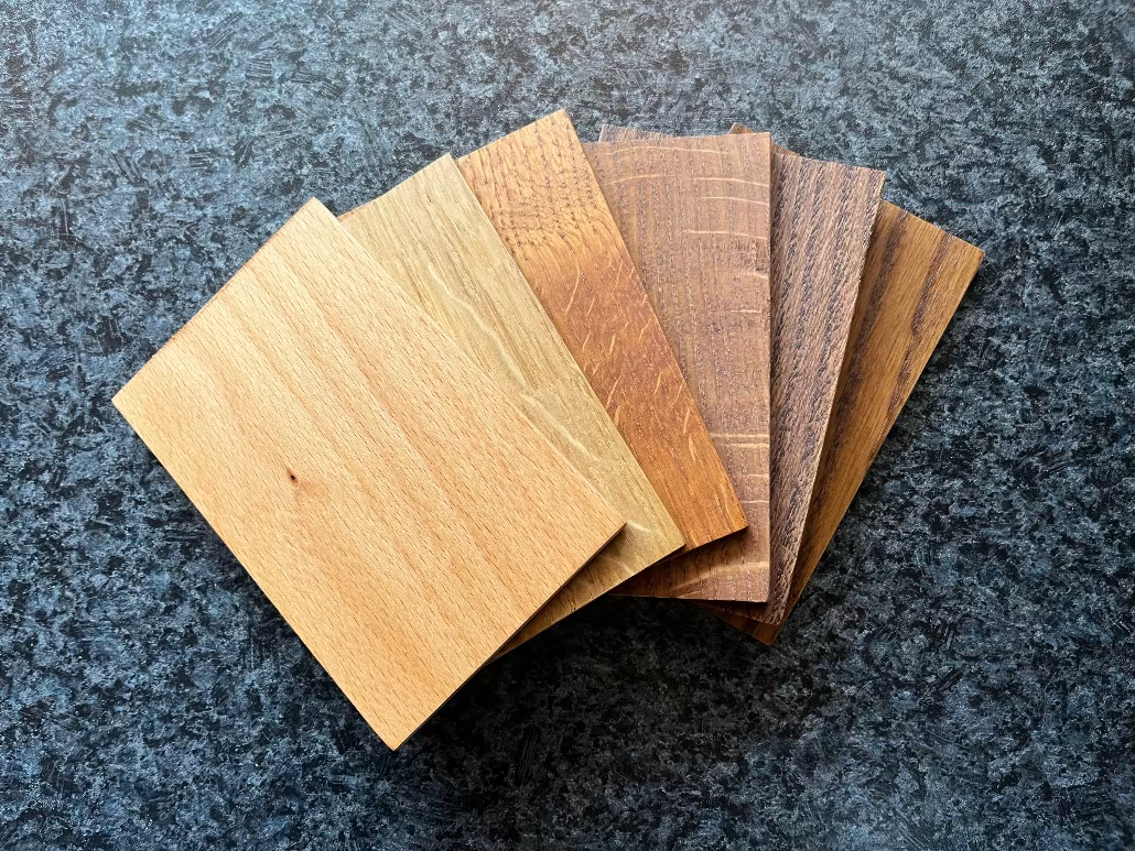 Diverse holzproben in eiche und buche