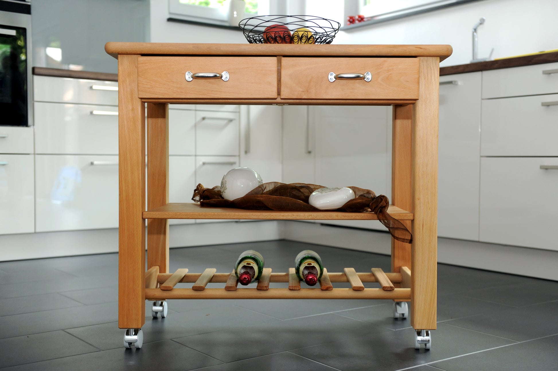 Küchenwagen Mobil 1 aus massiver Buche. Basismodell 90 x 50x 81 cm (breite x Tiefe x Höhe) mit 2 Schubladen, einem Boden und Flaschenablage