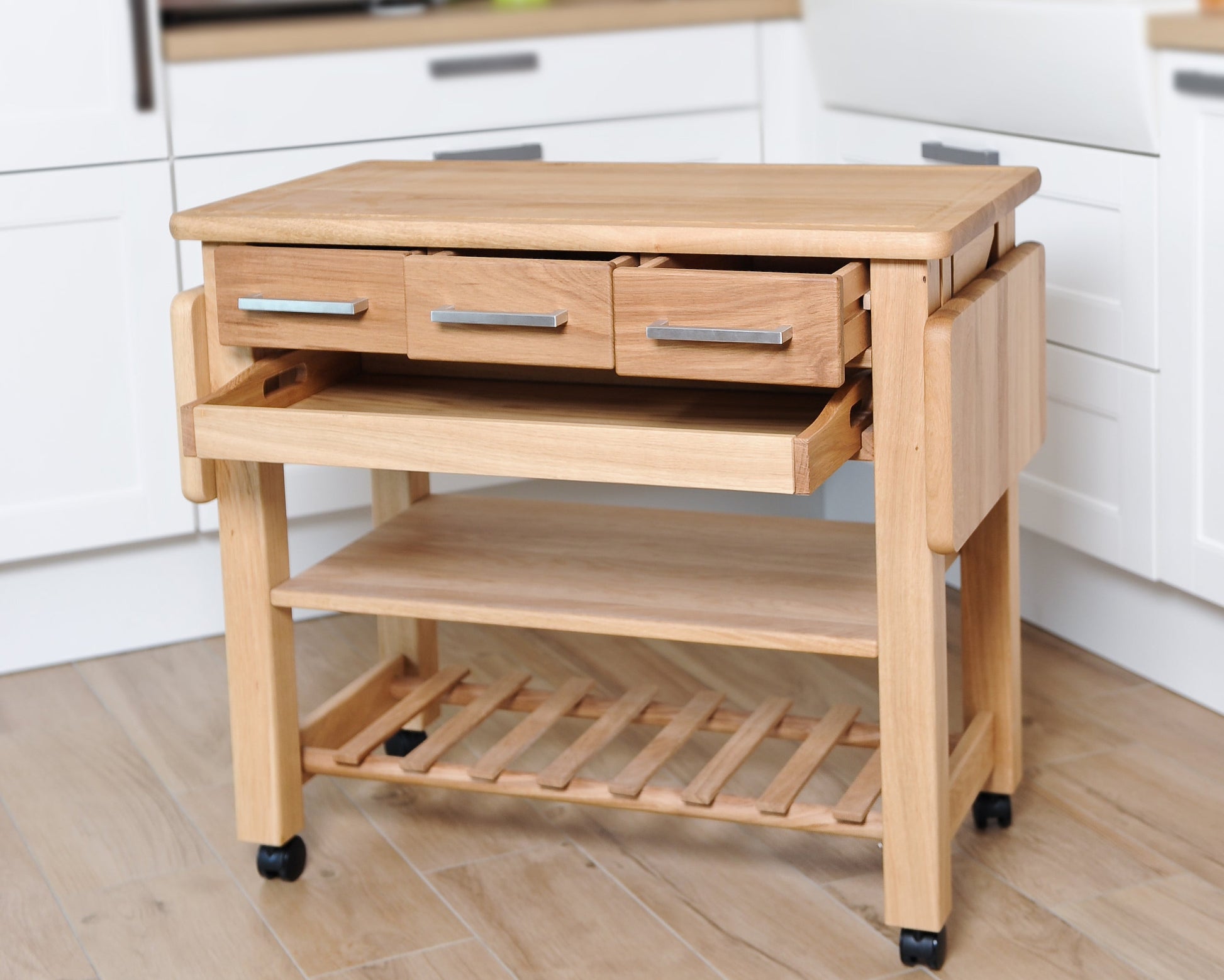 Küchenwagen Mobil 3 aus massiver Eiche. 90 x 50 x 81 cm mit Seitenklappen (Breite x Tiefe x Höhe) mit 3 Schubladen,Tablett, einem Boden und Flaschenablage, Seitenklappen zum ausklappen auf 140cm Breite
