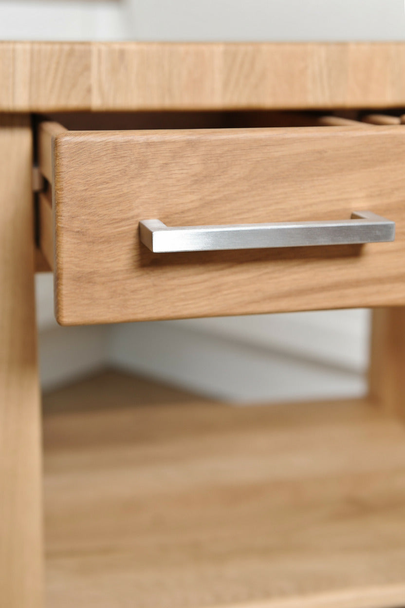 Küchenwagen Mobil 4 aus massiver Eiche. 64 x 50x 83cm (Breite x Tiefe x Höhe) mit 4.8cm Hirnholzplatte, 2 Schubladen, einem Boden und Flaschenablage