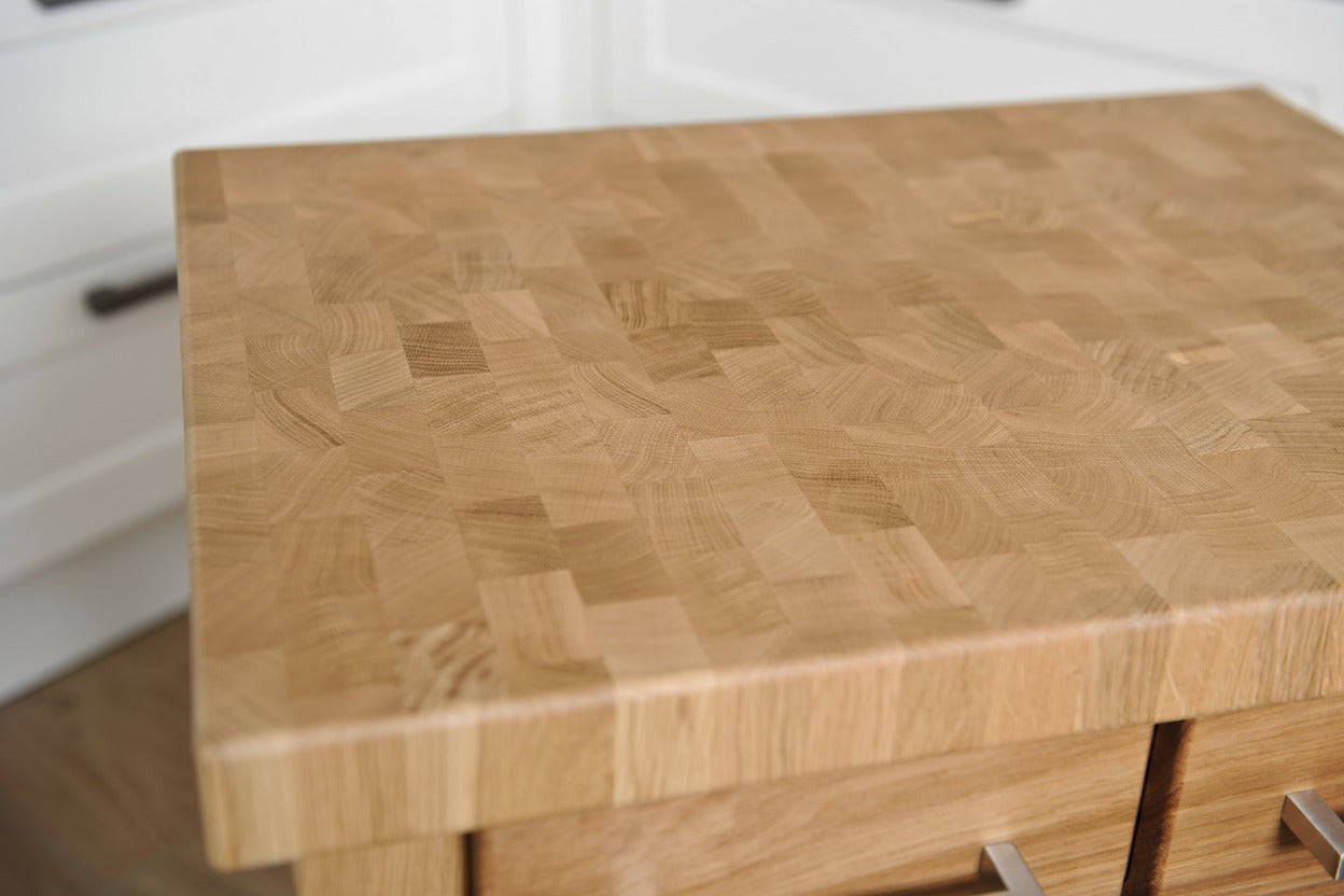 Küchenwagen Mobil 4 aus massiver Eiche. 64 x 50x 83cm (Breite x Tiefe x Höhe) mit 4.8cm Hirnholzplatte, 2 Schubladen, einem Boden und Flaschenablage