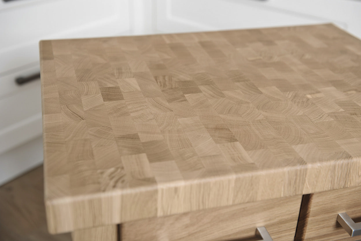 Küchenwagen Mobil 5 aus massiver Eiche. 64 x 50x 83cm (Breite x Tiefe x Höhe) mit 4.8cm Hirnholzplatte, 4 Schubladen, einem Boden und Flaschenablage