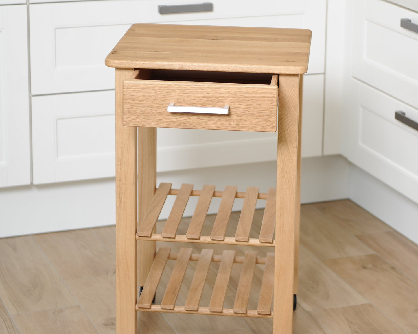 Küchenwagen Mobil 6 aus massiver Eiche.  49 x 47 x 80,5 cm (Breite x Tiefe x Höhe) mit 1 Schublade, 2 Flaschenablagen