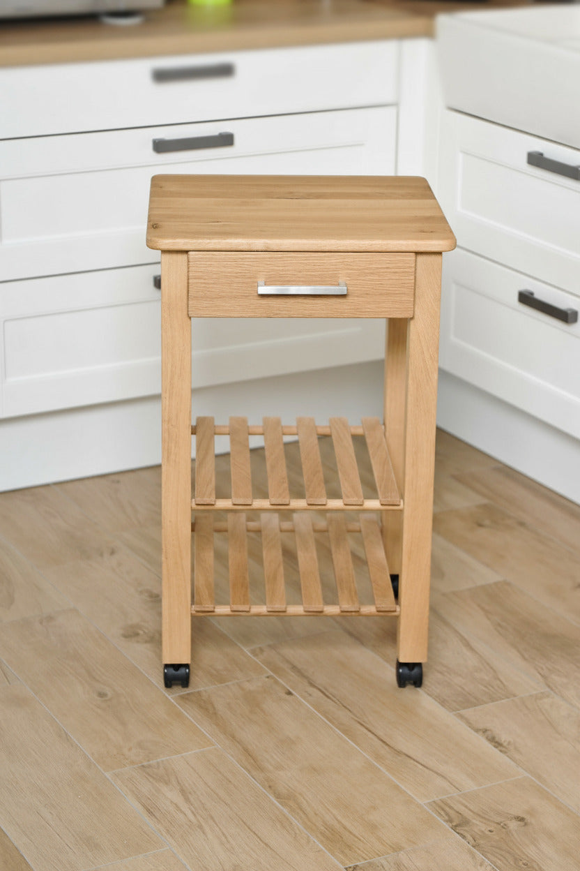 Küchenwagen Mobil 6 aus massiver Eiche.  49 x 47 x 80,5 cm (Breite x Tiefe x Höhe) mit 1 Schublade, 2 Flaschenablagen
