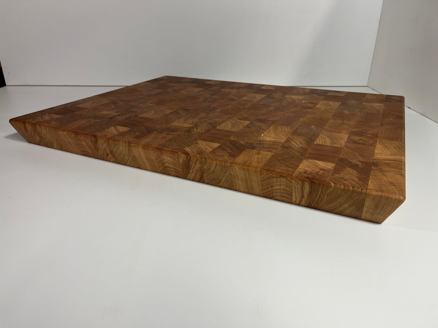 Eichenbrett in Hirnholzverleimung 64 x 50 x 4,7 cm, geölt, mit Schweizer Kante 20 Grad