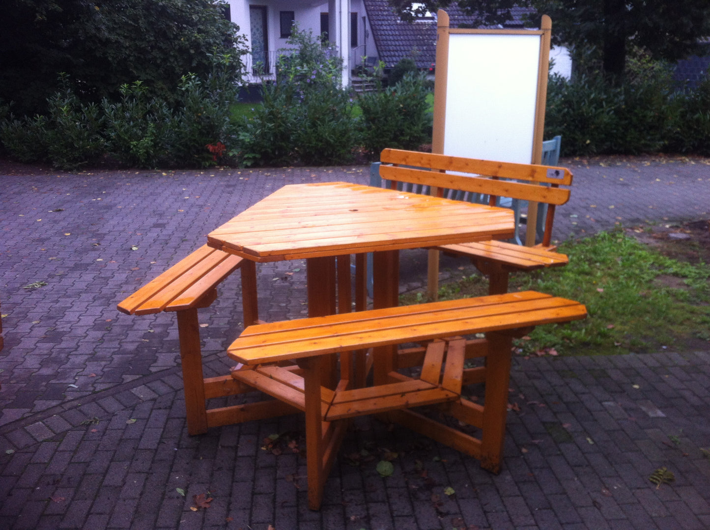 Dreieckige Sitzarnitur Serie Thülecke für 9 Personen, aus nordischer Fichte, nach Wunsch lasiert