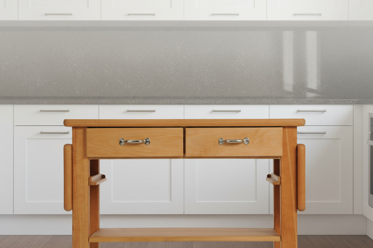 Bitte hintergrund weiße küchenfront mit dunkler arbeitsplatte, leicht vernebelte optik